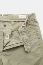 Mason's Shorts 'Torino' graugrün aus elastischer Baumwolle, Slim Fit, Reißverschluss, Bundknopf, französische Taschen, fixierter Saum, Nahaufnahme von vorne.