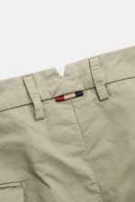 Nahaufnahme der Mason's Shorts 'Torino' graugrün von hinten, zeigt Bund, Gürtelschlaufen, feinen Baumwolltwill und kleines Weblabel.
