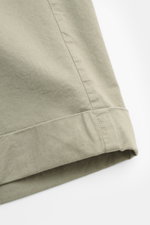Nahaufnahme der fixierten Saumaufschläge der Mason's Shorts 'Torino' graugrün aus elastischer, weicher Baumwolltwill-Qualität.