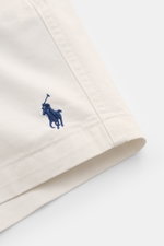 Nahaufnahme der Polo Ralph Lauren Shorts 'Prepster' offwhite aus leicht elastischem Baumwoll-Twill mit blauem Logo-Stitching, seitliche Naht sichtbar.