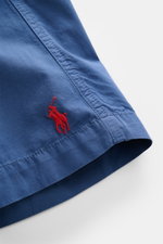 Polo Ralph Lauren Shorts 'Prepster' dunkelblau, Detailansicht des roten Logo-Stitchings am Bein, reine Baumwolle, weicher Griff, Regular Fit.