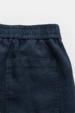 Nahaufnahme der Rückseite der 04651/ A trip in a bag Leinenshorts navy mit elastischem Bund, aufgesetzter Gesäßtasche und weichem, luftigen Leinenstoff.