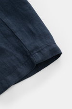 Nahaufnahme des unteren Saums der 04651/ A trip in a bag Leinenshorts navy aus luftigem Leinenstoff, Regular Fit, elastischer Bund.