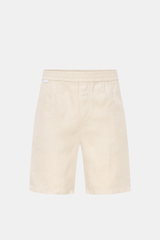 Vorderansicht der 04651/ A trip in a bag Leinenshorts beige aus luftigem Leinen mit elastischem Bund, französischen Taschen und Weblabel.
