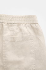 Nahaufnahme der Rückseite der 04651/ A trip in a bag Leinenshorts beige mit elastischem Bund, aufgesetzter Gesäßtasche und weichem Leinenstoff.