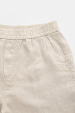 04651/ A trip in a bag Leinenshorts beige in Nahaufnahme von oben, elastischer Bund, französische Taschen, weiches, luftiges Leinengewebe.