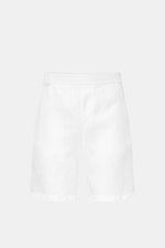 Frontale Nahaufnahme der 04651/ A trip in a bag Leinenshorts weiß aus luftigem Leinen, Regular Fit, elastischem Bund, französischen Taschen.