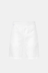 Frontale Nahaufnahme der 04651/ A trip in a bag Leinenshorts weiß aus luftigem Leinen, Regular Fit, elastischem Bund, französischen Taschen.