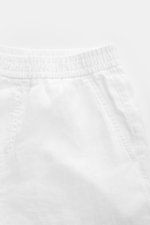 04651/ A trip in a bag Leinenshorts weiß, luftige weiße Shorts aus Leinen mit elastischem Bund, französischen Taschen, weichem Griff, garment dyed, Regular Fit, seitliche Nahaufnahme.