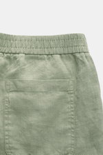 04651/ A trip in a bag Leinenshorts salbei, Rückansicht, elastischer Bund, aufgesetzte Gesäßtasche, Leinen, soft, regular fit, garment dyed.
