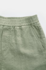 04651/ A trip in a bag Leinenshorts salbei in Nahaufnahme von vorne, elastischer Bund, französische Taschen, weiches Leinen, garment dyed.