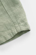 04651/ A trip in a bag Leinenshorts salbei, Nahaufnahme vom Saum, luftiges Leinen, weicher Griff, elastischer Bund, Regular Fit, garment dyed.