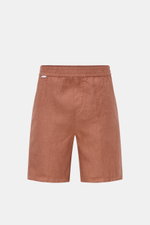 04651/ A trip in a bag Leinenshorts rostbraun, frontale Nahaufnahme, elastischer Bund, französische Taschen, weiches Leinen, garment dyed, Regular Fit, Weblabel am Bund.