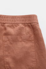 Nahaufnahme der 04651/ A trip in a bag Leinenshorts rostbraun von hinten, elastischer Bund, aufgesetzte Gesäßtasche, weiches Leinen.