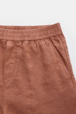 04651/ A trip in a bag Leinenshorts rostbraun, Detailfoto von vorne oben, elastischer Bund, französische Taschen, weiches, luftiges Leinen, garment dyed.