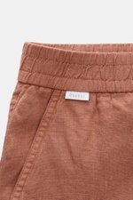 04651/ A trip in a bag Leinenshorts rostbraun, Nahaufnahme von elastischem Bund, französischer Tasche, weiches, luftiges Leinengewebe, kleines Weblabel.