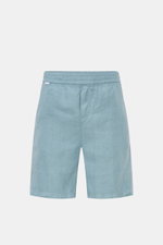 Frontale Aufnahme der rauchblauen 04651/ A trip in a bag Leinenshorts mit elastischem Bund, französischen Taschen und weichem, luftigen Leinenstoff.