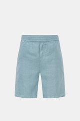 Frontale Aufnahme der rauchblauen 04651/ A trip in a bag Leinenshorts mit elastischem Bund, französischen Taschen und weichem, luftigen Leinenstoff.