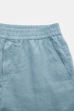 04651/ A trip in a bag Leinenshorts rauchblau aus leichtem Leinen mit elastischem Bund, französischen Taschen, weichem Griff, garment dyed, Regular Fit, Detailaufnahme von oben.
