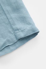 Nahaufnahme der Saumkante der 04651/ A trip in a bag Leinenshorts rauchblau aus luftigem Leinen mit weichem Griff, Regular Fit und elastischem Bund.
