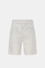 Frontansicht der 04651/ A trip in a bag Leinenshorts hellgrau aus luftigem Leinen, Regular Fit, elastischem Bund, französischen Taschen, Weblabel und aufgesetzter Gesäßtasche.