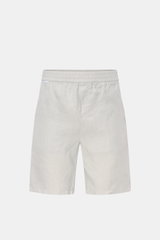 Frontansicht der 04651/ A trip in a bag Leinenshorts hellgrau aus luftigem Leinen, Regular Fit, elastischem Bund, französischen Taschen, Weblabel und aufgesetzter Gesäßtasche.