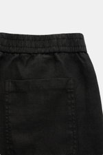 04651/ A trip in a bag Leinenshorts schwarz in Nahaufnahme von hinten mit elastischem Bund, aufgesetzter Gesäßtasche, französischen Taschen, weichem Leinenstoff.
