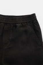 Schwarze 04651/ A trip in a bag Leinenshorts, Frontansicht mit elastischem Bund, französischen Taschen, weichem Leinengewebe, Regular Fit.