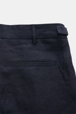 04651/ A trip in a bag Leinen-Shorts navy, Detailaufnahme der Rückseite mit französischer Tasche, Bund mit Side-Adjuster und fixiertem Saumaufschlag, reines Leinen, Regular Fit.