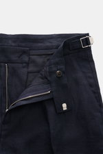 04651/ A trip in a bag Leinen-Shorts navy, Frontansicht mit offenem Reißverschluss, Bundhaken, Side-Adjuster, Regular Fit, reines Leinen.