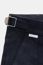 Nahaufnahme der Taille der 04651/ A trip in a bag Leinen-Shorts navy mit Side-Adjuster, Reißverschluss, Bundhaken, Weblabel und typischer Leinenstruktur.