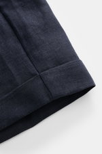 04651/ A trip in a bag Leinen-Shorts navy, Detailaufnahme Saum mit fixiertem Aufschlag, reines Leinen, typische Struktur, Regular Fit, perfekt für warme Tage.