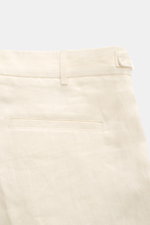 Rückansicht der 04651/ A trip in a bag Leinen-Shorts creme aus reinem Leinen mit Leistentasche, Bundfalte und fixiertem Saumaufschlag.