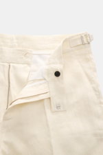 Leicht geöffnete 04651/ A trip in a bag Leinen-Shorts creme im Detail, Frontansicht, Regular Fit, Reißverschluss, Bundhaken, Side-Adjuster, Leinenstruktur.
