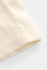 Nahaufnahme der fixierten Saumaufschläge der 04651/ A trip in a bag Leinen-Shorts creme, reine Leinenstruktur, typische Materialoberfläche.