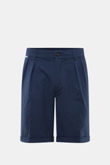Frontansicht der navy 04651/ A trip in a bag Seersucker-Shorts aus strukturtypischem Microfaser-Seersucker mit Regular Fit, Bundfalte, Taschen und fixiertem Saumaufschlag.