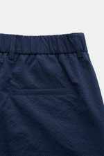 Nahaufnahme der Rückseite der 04651/ A trip in a bag Seersucker-Shorts navy aus strukturtypischem Microfaser-Seersucker, Regular Fit, teilielastischer Bund, Leistentasche und fixiertem Saumaufschlag.