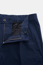 04651/ A trip in a bag Seersucker-Shorts navy aus strukturtypischem Microfaser-Seersucker, Regular Fit, teilelastischer Bund, offene Front mit Reißverschluss, Knöpfen, fotografiert nah von vorne.