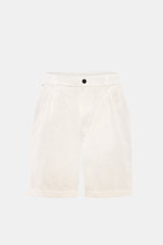 Frontansicht der 04651/ A trip in a bag Seersucker-Shorts weiß aus strukturtypischem Microfaser-Seersucker mit Regular Fit, Bundfalte, Taschen und fixiertem Saumaufschlag.