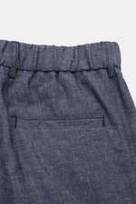04651/ A trip in a bag Shorts navy, Detailaufnahme von hinten oben, Leinen-Baumwoll-Denim, elastischer Bund, Leistentasche, Regular Fit, Saumaufschlag