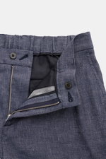 04651/ A trip in a bag Shorts navy aus Leinen-Baumwolle, Regular Fit, teilelastischer Bund, französische Taschen, fixierter Saum, Detailansicht von vorne