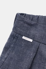 04651/ A trip in a bag Shorts navy aus Leinen-Baumwoll-Denim, Detailaufnahme von oben mit teielastischem Bund und kleinem Weblabel.