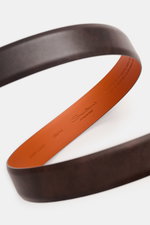 Santoni Gürtel dunkelbraun aus edlem Glattleder mit orangefarbener Innenseite, Dornschließe aus Messing, Breite 3,5 cm, Made in Italy, schräg von oben fotografiert.