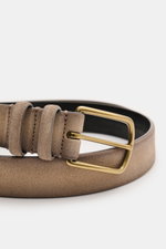 Officine Creative Gürtel taupe aus edlem Veloursleder mit Messing-Dornschließe, zwei Durchzugschlaufen, Breite 3 cm, seitliche Nahaufnahme.