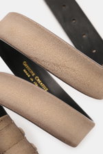 Officine Creative Gürtel taupe, schräg von oben fotografiert, Veloursleder, geschmeidig, Messing-Dornschließe, zwei Schlaufen, 3 cm breit, Made in Italy.