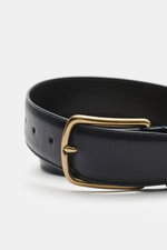 Officine Creative Gürtel navy aus edlem Glattleder mit Dornschließe aus Messing, Durchzugschlaufe, 3,5 cm breit, seitliche Nahaufnahme, Made in Italy.