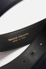 Officine Creative Gürtel navy aus edlem Glattleder, Detailaufnahme innen mit goldener Prägung "Made in Italy", Breite 3,5 cm.