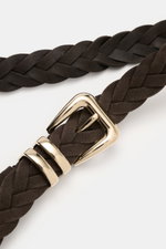 Brunello Cucinelli Flechtgürtel dunkelbraun aus edlem Veloursleder, goldfarbene Schließe, zwei Durchzugschlaufen, Detailfoto von oben.