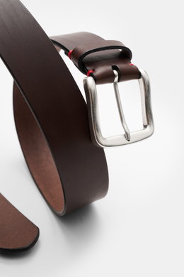 Close-up front angle of Fausto Colato Gürtel dunkelbraun, a dark brown smooth leather belt with a brass prong buckle, one loop, and red stitching. Highlight am Hosenbund: Exklusiver denn je präsentiert sich FAUSTO COLATO mit einem Gürtel der Extraklasse, 