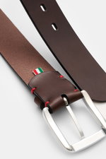 Close-up angled view of the Fausto Colato Gürtel dunkelbraun, an exclusive dark brown smooth leather belt with a brass prong buckle, one loop, and approx. 4 cm width, made in Italy. Highlight am Hosenbund: Exklusiver denn je präsentiert sich FAUSTO COLATO